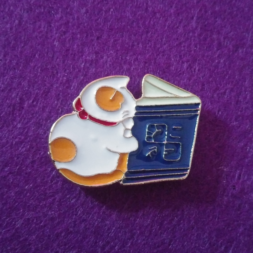 Reading Cat Pin - 📖 🐈